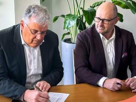 A Coveris és a HADEPOL FLEXO megállapodásának aláírása. Balról Christian Kolarik, a Coveris vezérigazgatója és Leszek Gumowski, HADEPOL FLEXO korábbi tulajdonos és ügyvezető igazgató (az igazgatóság elnöke).